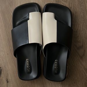 Toe Ring Flop - Black &White Leather Sandals, Sz8 Never Worn, brand new w/o tags